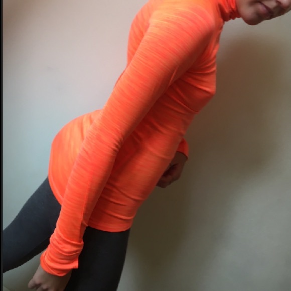 Under Armour Tops - Under Amour Performance Top